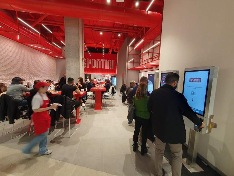 I kiosk digitali per le ordinazioni introdotti da Spontini con il supporto di Retex