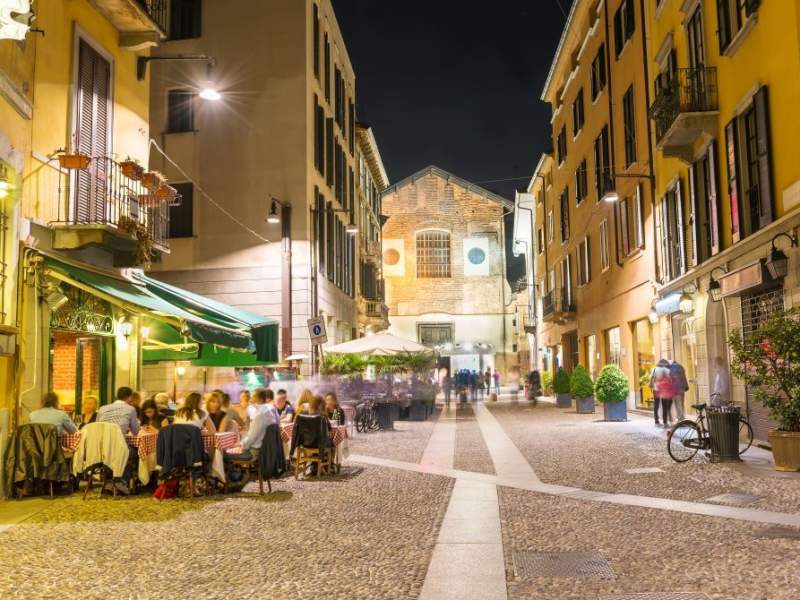 Ristorante all'aperto in una vecchia via di Milano