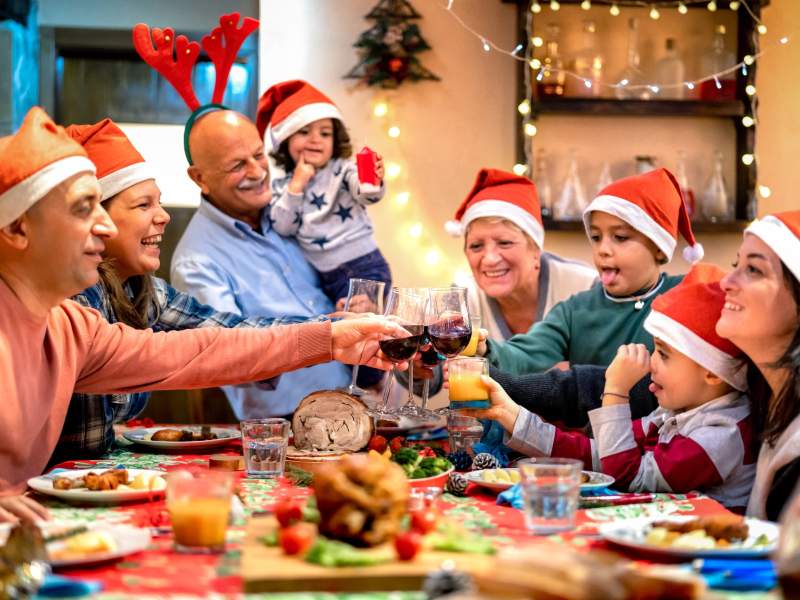 Al ristorante, secondo Fipe, a Natale si spenderanno 400 milioni di euro in totale Al ristorante, secondo Fipe, a Natale si spenderanno 400 milioni di euro in totale