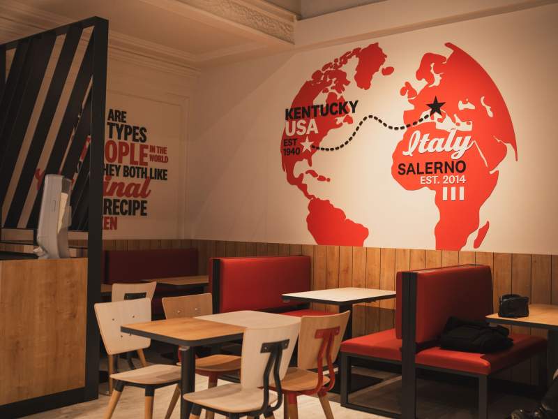 L'interno dell'80° punto vendita KFC in Italia (a Salerno) L'interno dell'80° punto vendita KFC in Italia (a Salerno)