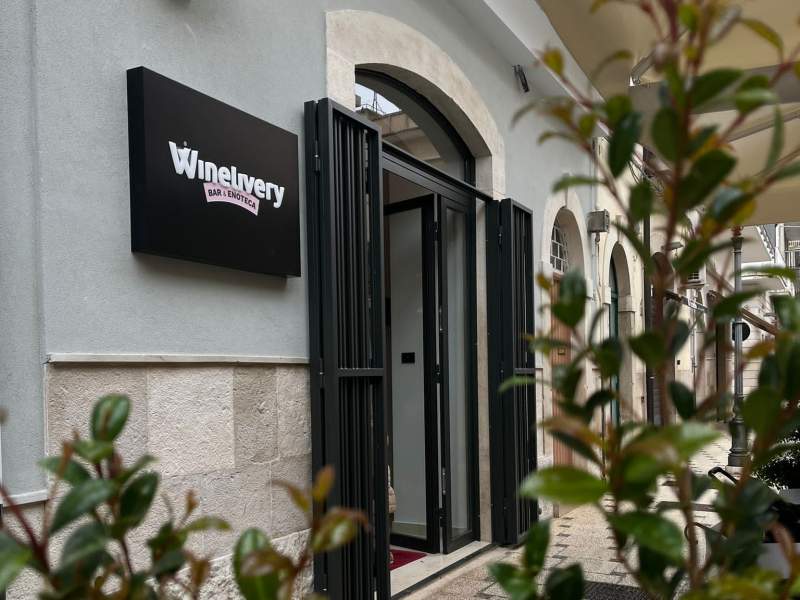 L'ingresso del nuovo Winelivery BAr&Enoteca di Andria L'ingresso del nuovo Winelivery BAr&Enoteca di Andria