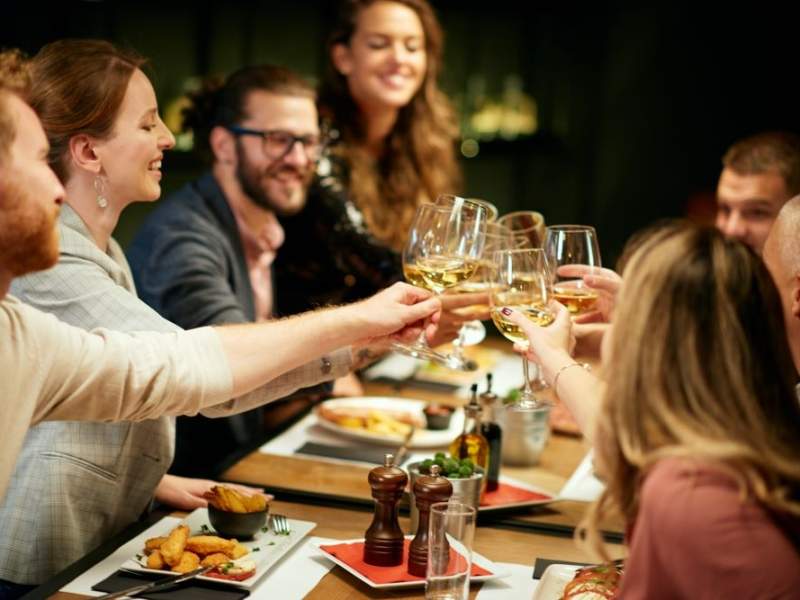 Secondo Fipe, lo scontrino medio della cena di Capodanno al ristorante si è aggirato sui 94-121 euro a testa in media