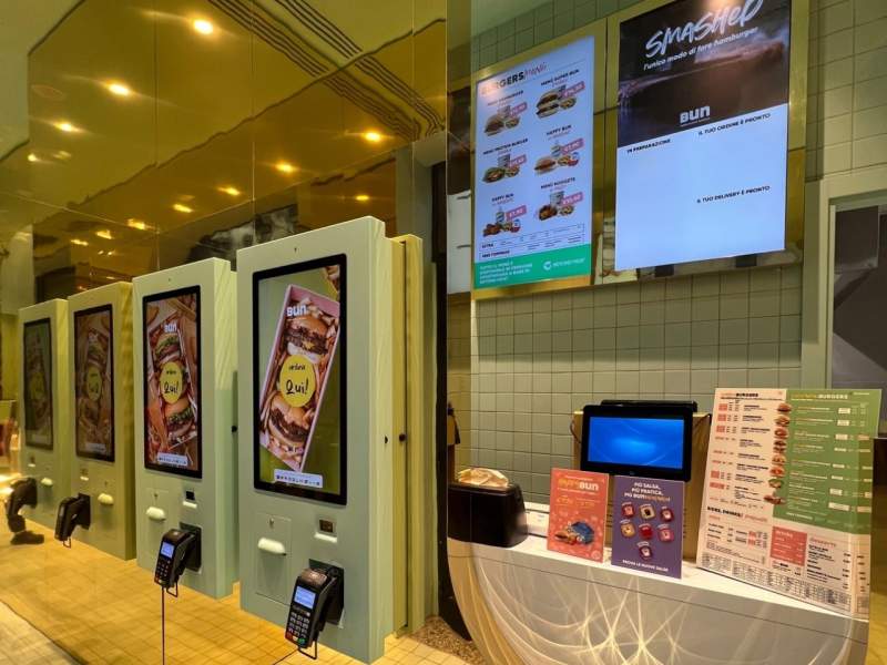 I kiosk per il self ordering all'interno del nuovo punto vendita Bun Burgers a Milano I kiosk per il self ordering all'interno del nuovo punto vendita Bun Burgers a Milano