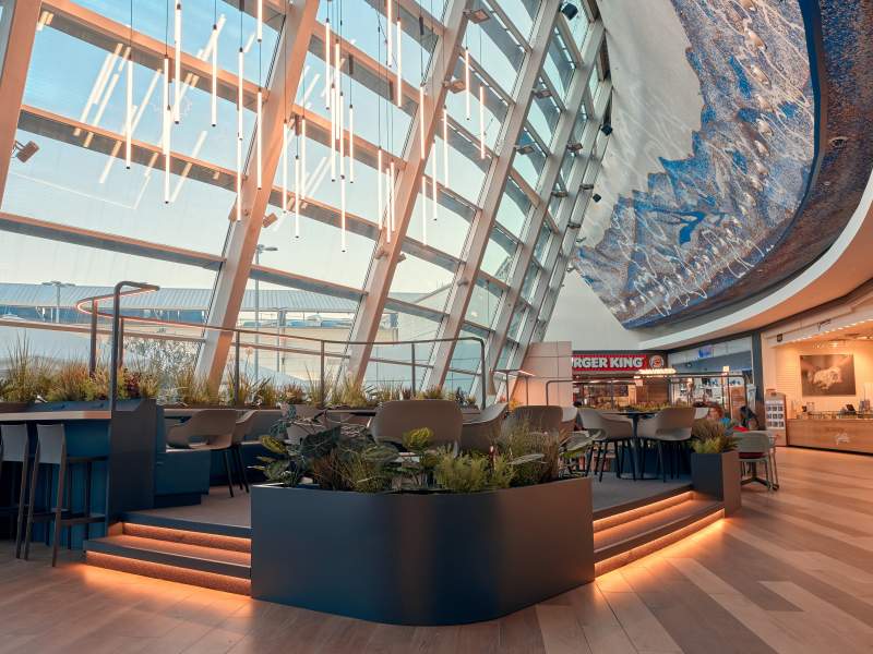 Una sezione della nuova food court del Centro commerciale Gli Orsi di Biella gestita da Sonae Sierra