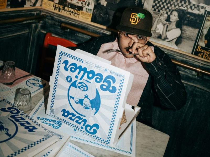 Geolier a Sanremo con "I p'me, tu p'te" si è cimentato anche con la pizza Geolier a Sanremo con "I p'me, tu p'te" si è cimentato anche con la pizza