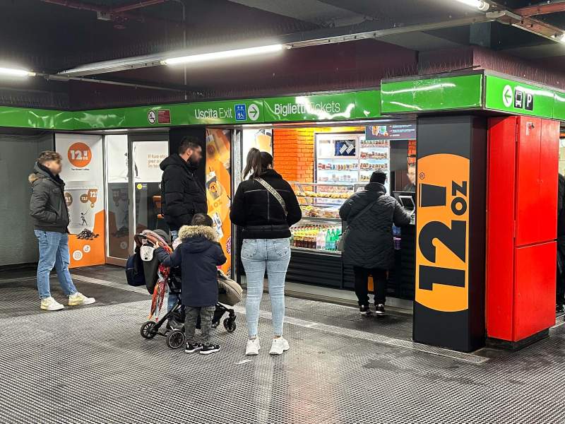 Il nuovo locale 12oz alla fermata della metro Milano Famagosta aperto in franchising da Autogrill Il nuovo locale 12oz alla fermata della metro Milano Famagosta aperto in franchising da Autogrill