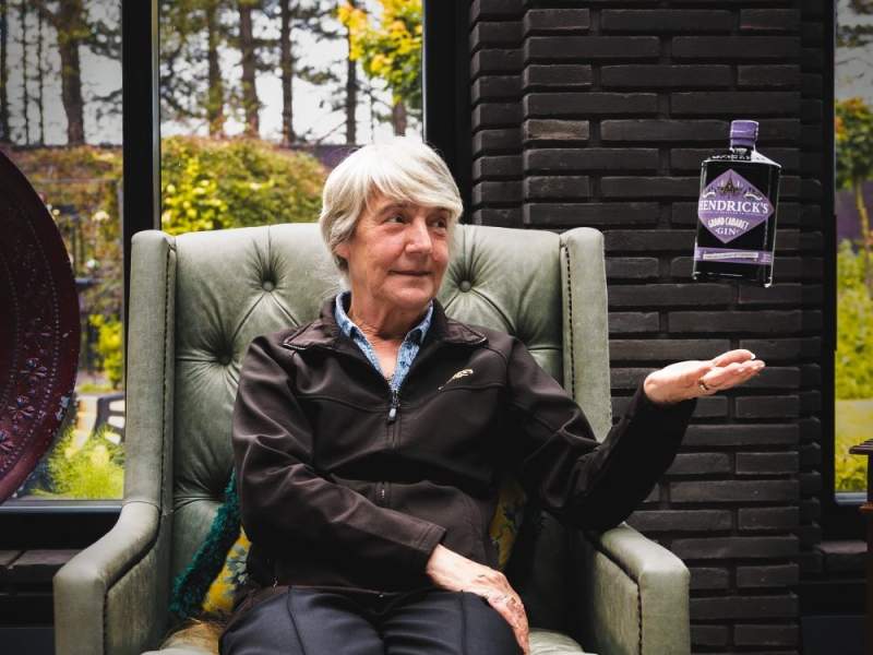 La master distiller Lesley Gracie con il nuovo Hendrick's Grand Cabaret