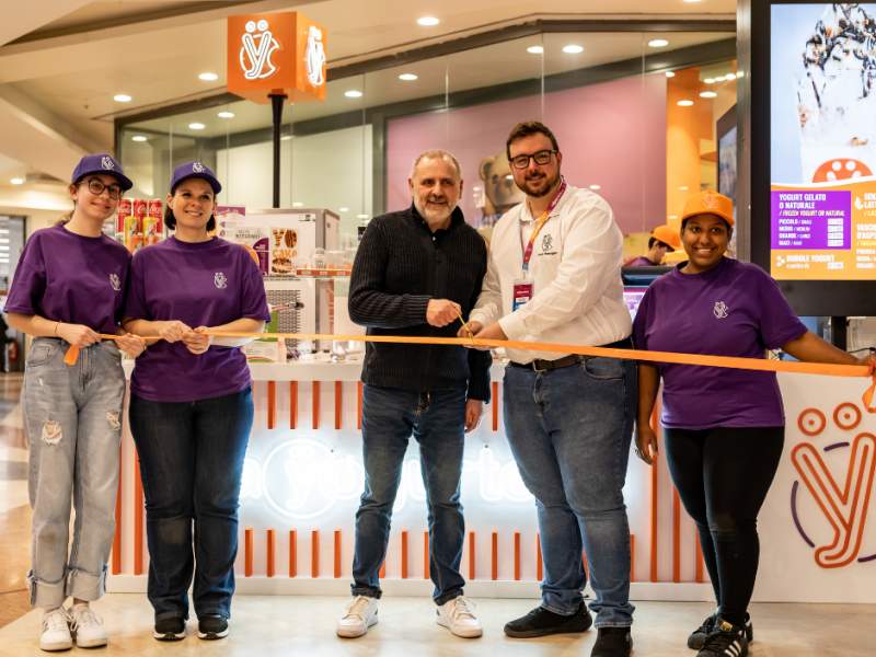 Il taglio nastro de La Yogurteria al Centro commerciale Galleria Borromeo