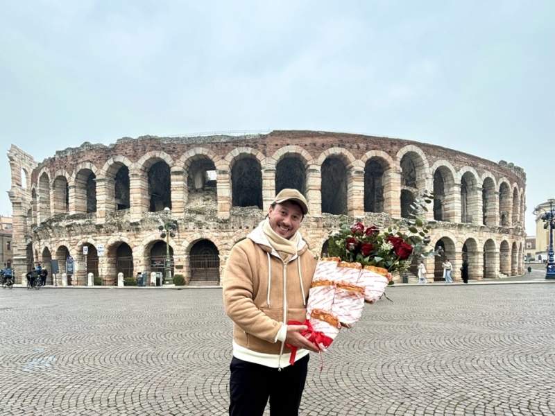 Tommaso Mazzanti con un mazzo di rose e schiacciate a Verona, dove ha aperto il 23° punto vendita de All'Antico Vinaio Tommaso Mazzanti con un mazzo di rose e schiacciate a Verona, dove ha aperto il 23° punto vendita de All'Antico Vinaio