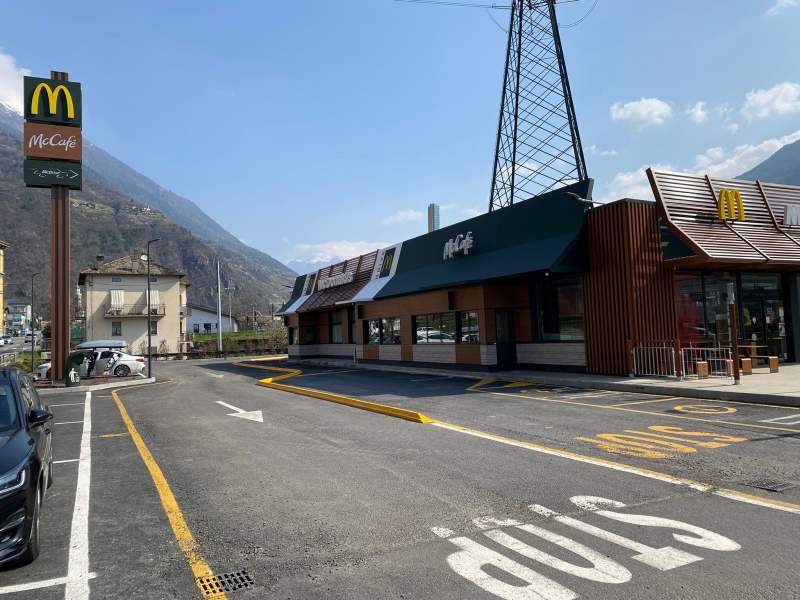 Il nuovo McDonald's di Villa di Tirano (SO): 112 posti a sedere interni e 96 in terrazza Il nuovo McDonald's di Villa di Tirano (SO): 112 posti a sedere interni e 96 in terrazza