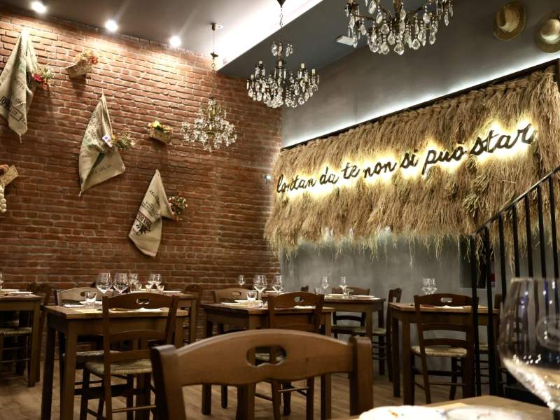 La sala interna del nuovo locale La Esse Romagnola a Milano (zona Isola) La sala interna del nuovo locale La Esse Romagnola a Milano (zona Isola)