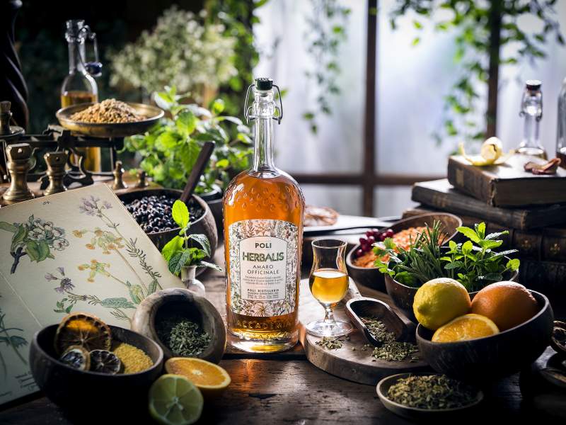 Il nuovo amaro Herbalis della linea Accademia Botanica di Poli Distillerie