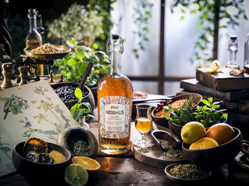 Il nuovo amaro Herbalis della linea Accademia Botanica di Poli Distillerie