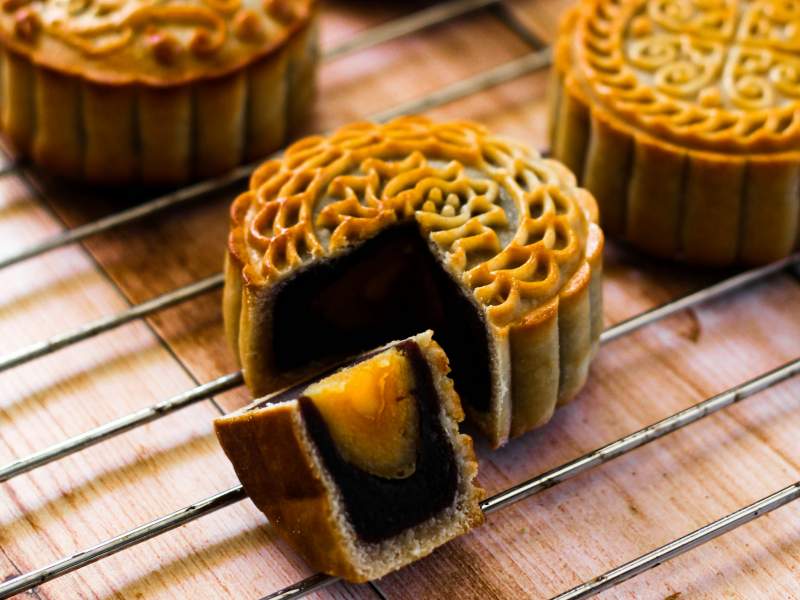 Una moon cake di origine cinese, uno degli 8 dolci esotici che secondo SumUp stanno conquistando i palati italiani Una moon cake di origine cinese, uno degli 8 dolci esotici che secondo SumUp stanno conquistando i palati italiani