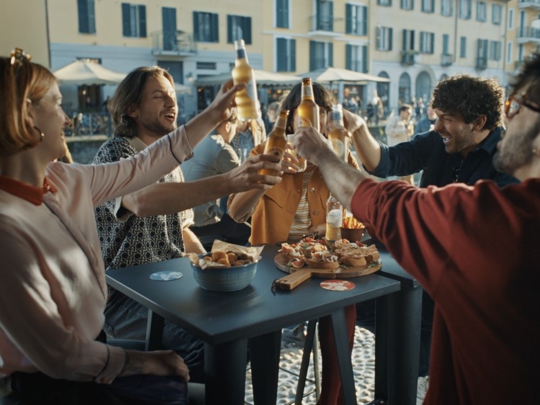 I protagonisti dello spot Birra Moretti brindano con la referenza Filtrata a Freddo