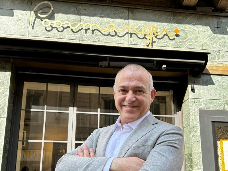 Leopoldo Resta, ad di Cirfood Retail davanti all'insegna di Poormanger Leopoldo Resta, ad di Cirfood Retail davanti all'insegna di Poormanger