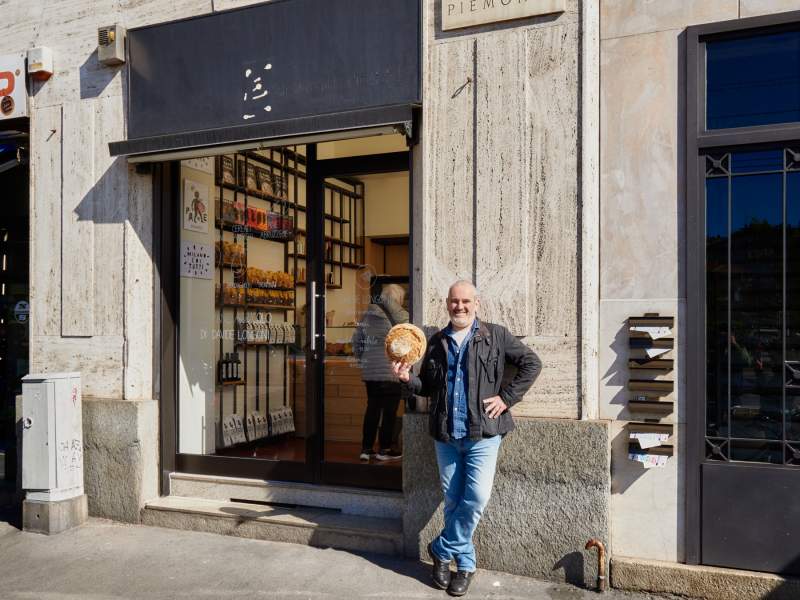 Davide Longoni davanti al suo nuovo "panificio di quartiere" in piazza Piemonte a Milano Davide Longoni davanti al suo nuovo "panificio di quartiere" in piazza Piemonte a Milano