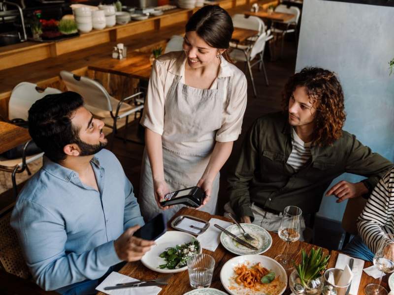 Secondo Edenred, un italiano su due utilizza il buono pasto aziendale per la pausa pranzo al ristorante