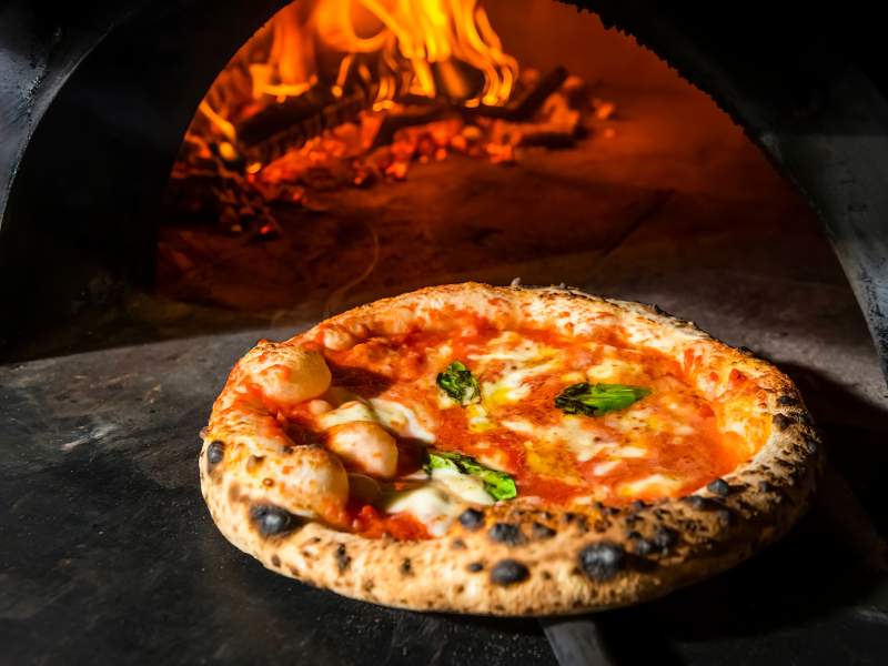 Con la certificazione Biomassplus la pizza nel forno a legna, oltre che buona, è anche a norma di legge Con la certificazione Biomassplus la pizza nel forno a legna, oltre che buona, è anche a norma di legge