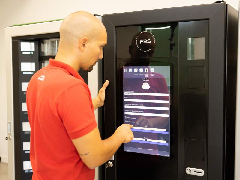 Un operatore di fronte a una vending machine Fas International Un operatore di fronte a una vending machine Fas International