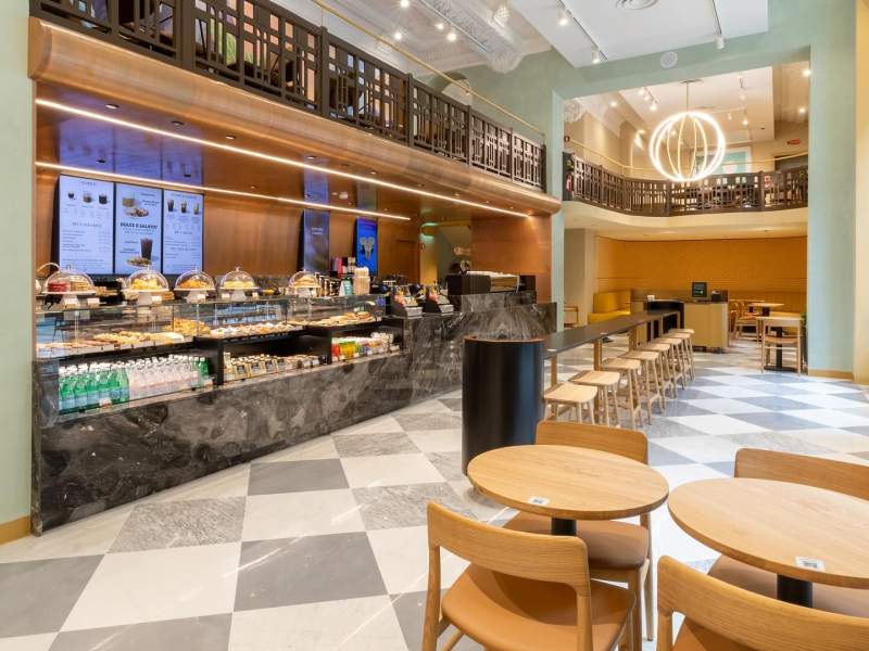 L'interno del nuovo Starbucks di Napoli negli spazi della Galleria Umberto I L'interno del nuovo Starbucks di Napoli negli spazi della Galleria Umberto I