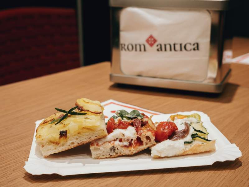 La pizza romana farcita di Rom'antica è disponibile anche al Centro commerciale Le Isole (Gravellona) La pizza romana farcita di Rom'antica è disponibile anche al Centro commerciale Le Isole (Gravellona)