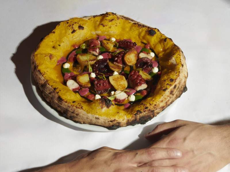 La pizza Rainbow pensata da Cocciuto per celebrare il mese del Pride La pizza Rainbow pensata da Cocciuto per celebrare il mese del Pride