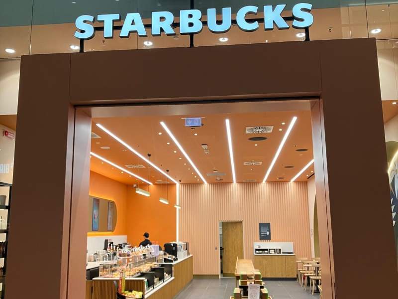 L'ingresso del nuovo Starbucks al Centro commerciale Adigeo di Verona L'ingresso del nuovo Starbucks al Centro commerciale Adigeo di Verona