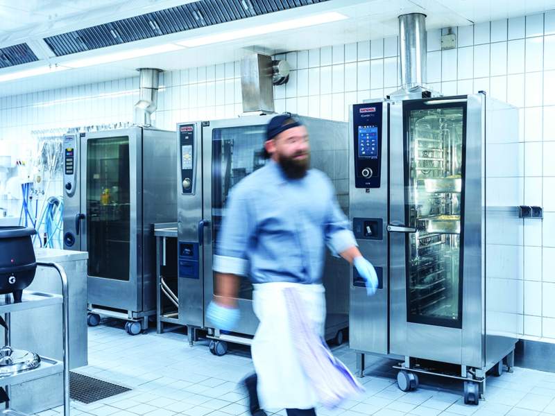 Con iCombi di Rational, il tempo di lavoro in cucina per la cottura può ridursi del 60% Con iCombi di Rational, il tempo di lavoro in cucina per la cottura può ridursi del 60%