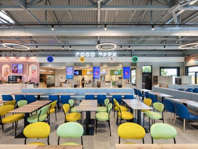 La "sala" della rinnovata area di sosta San Martino Est gestita da Areas-MyChef La "sala" della rinnovata area di sosta San Martino Est gestita da Areas-MyChef