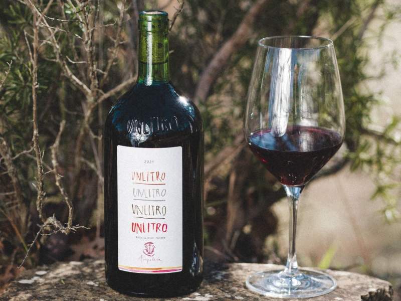 Unilitro, il blend rosso di Ampeleia pensato per la condivisione sulle tavole estive Unilitro, il blend rosso di Ampeleia pensato per la condivisione sulle tavole estive