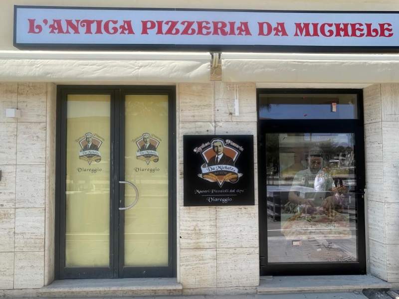 A Viareggio approda l'Antica Pizzeria Da Michele, con menu anni '80
