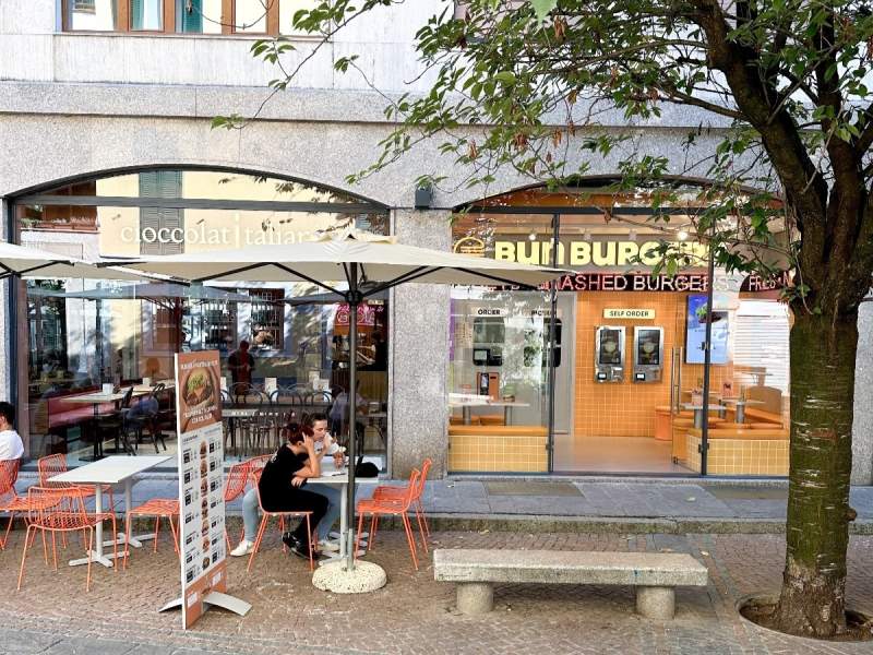 Le due vetrine di Cioccolatitaliani e Bun Burgers a Varese Le due vetrine di Cioccolatitaliani e Bun Burgers a Varese
