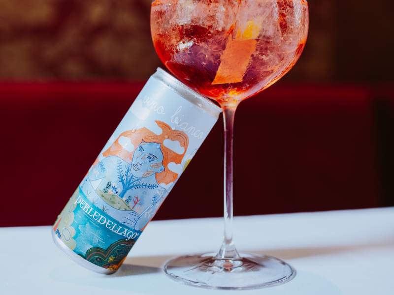 Perladellago, il vino in lattina di Perla del Garda pensato per il canale Horeca Perladellago, il vino in lattina di Perla del Garda pensato per il canale Horeca