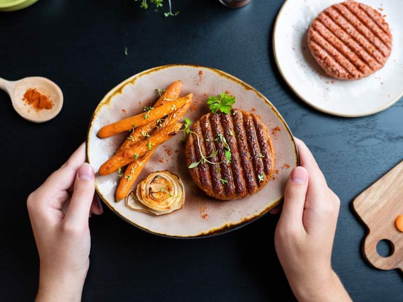 Secondo i dati diffusi da GFI Europe, la carne plant based assorbe il 41% delle vendite al dettaglio Secondo i dati diffusi da GFI Europe, la carne plant based assorbe il 41% delle vendite al dettaglio