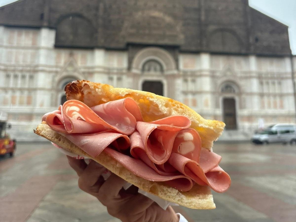La "Bologna", la schiacciata pensata da All'Antico Vinaio per l'opening nel capoluogo emiliano La "Bologna", la schiacciata pensata da All'Antico Vinaio per l'opening nel capoluogo emiliano
