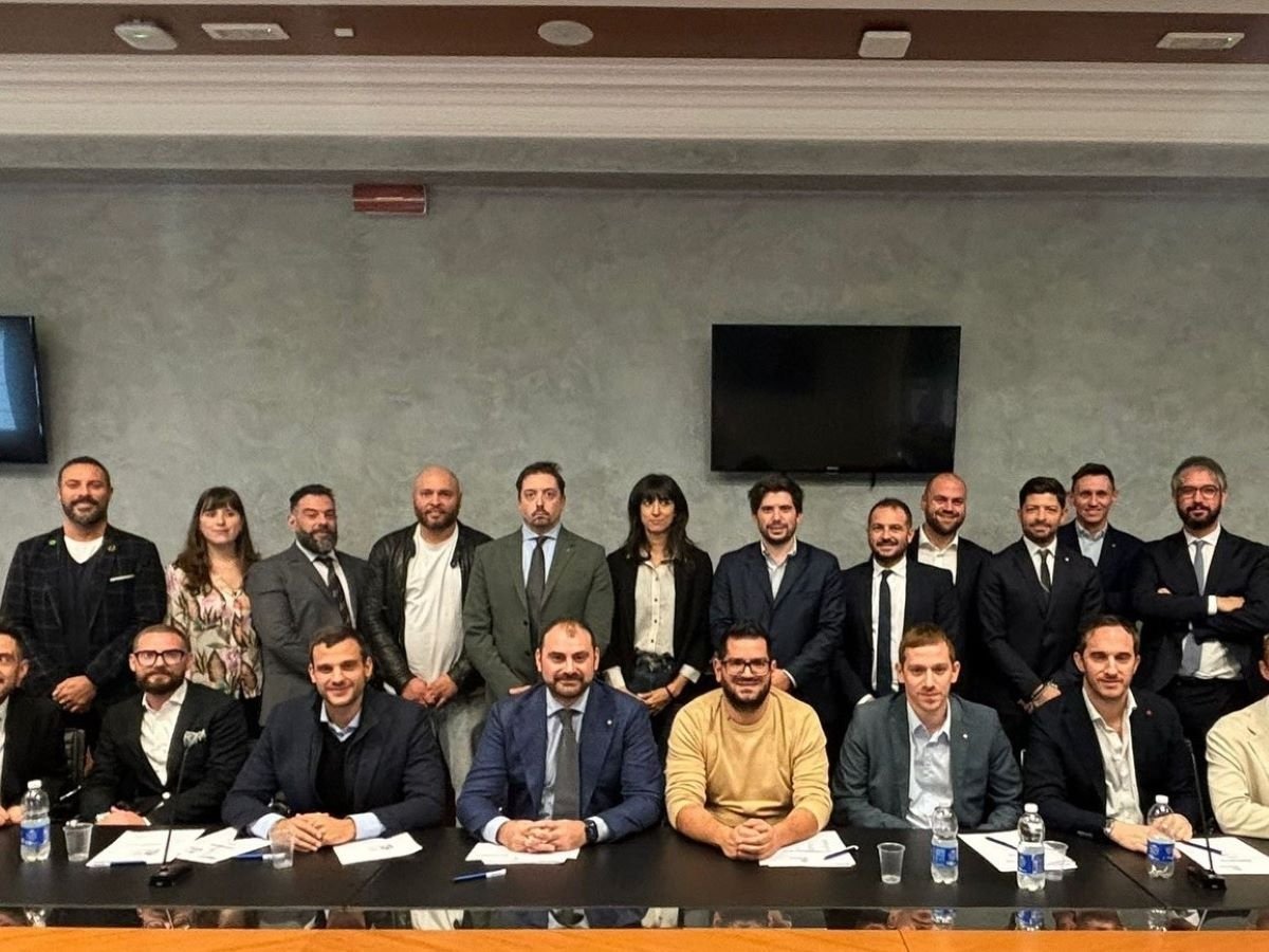 Il gruppo Giovani imprenditori di Fipe con al centro, in giacca blu, Matteo Musacci Il gruppo Giovani imprenditori di Fipe con al centro, in giacca blu, Matteo Musacci