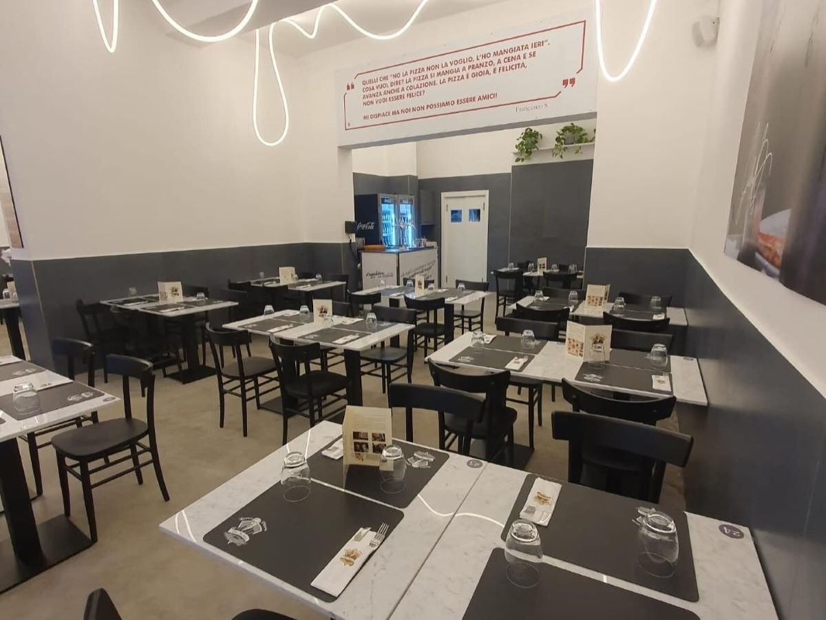 La sala di un locale L'Antica Pizzeria Da Michele La sala di un locale L'Antica Pizzeria Da Michele