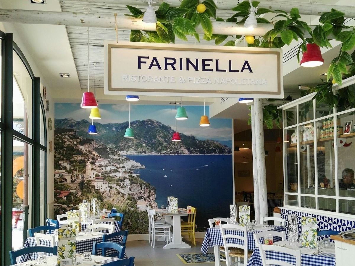 L'insegna Farinella specializzata nella cucina italiana e mediterranea L'insegna Farinella specializzata nella cucina italiana e mediterranea