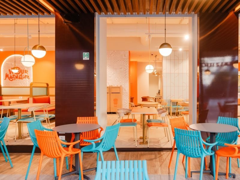 La sala principale del primo locale Popeyes in Italia