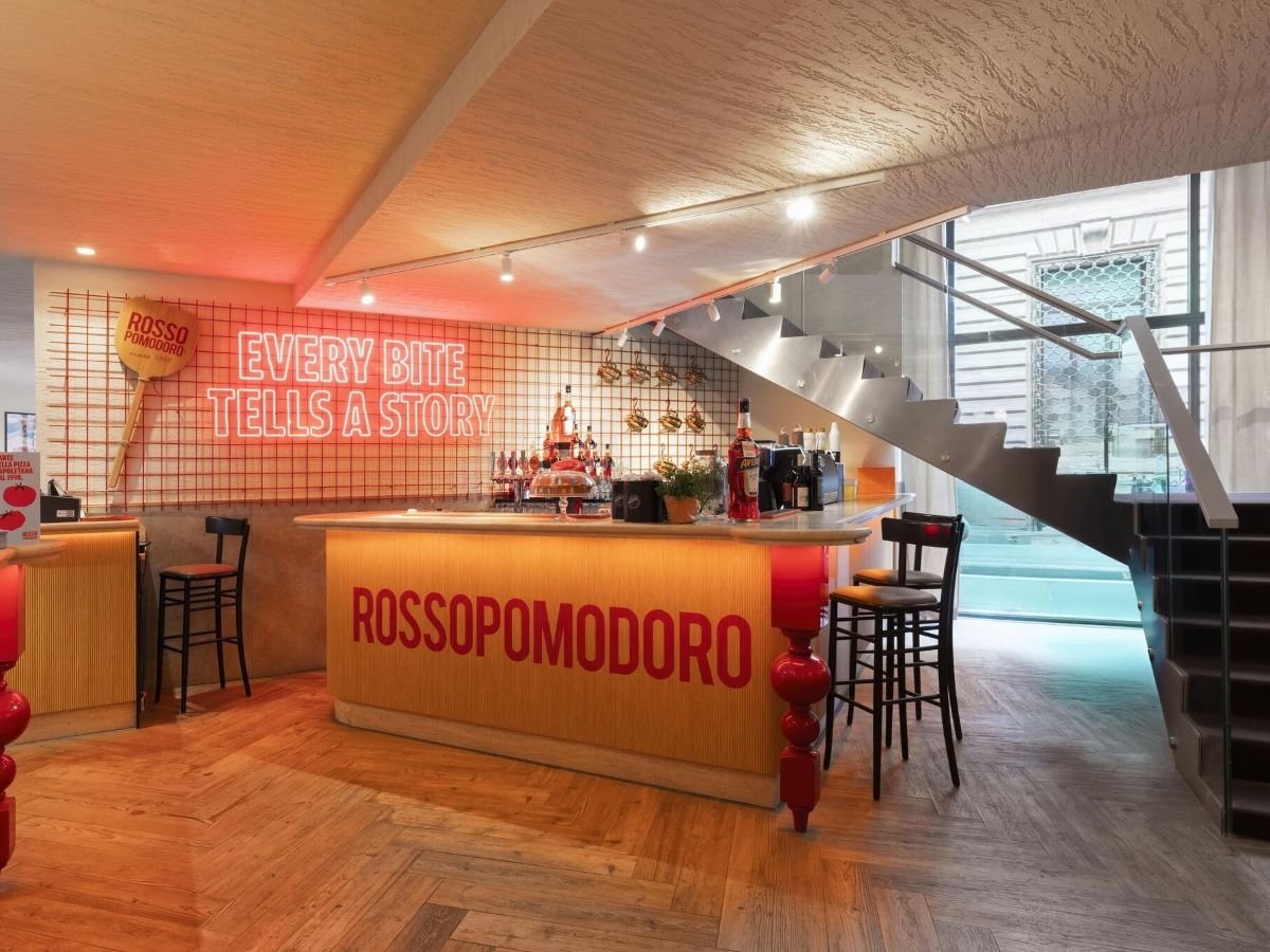 L'ingresso e angolo bar di Rossopomodoro alla Galleria Alberto Sordi di Roma L'ingresso e angolo bar di Rossopomodoro alla Galleria Alberto Sordi di Roma