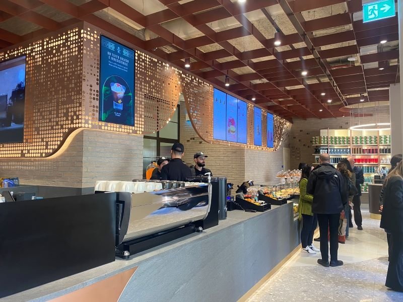 Il bancone del nuovo Starbucks di Roma