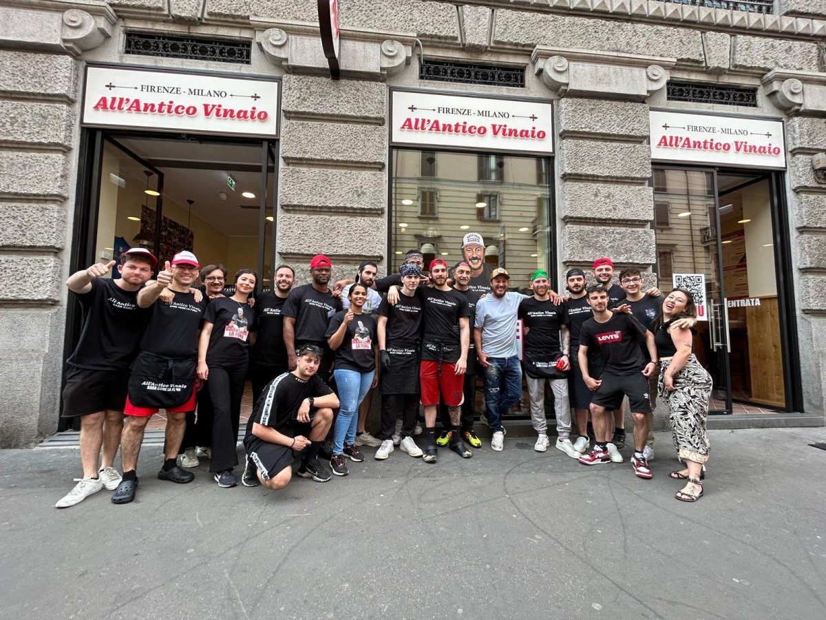 Tommaso Mazzanti con lo staff di un punto vendita All'Antico Vinaio Tommaso Mazzanti con lo staff di un punto vendita All'Antico Vinaio