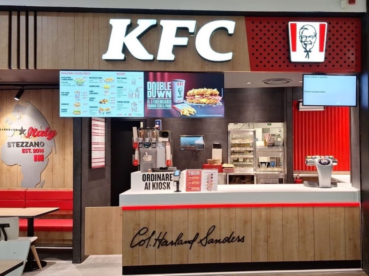 Il bancone del punto vendita KFC di Stezzano (BG) al Centro commerciale Le Due Torri Il bancone del punto vendita KFC di Stezzano (BG) al Centro commerciale Le Due Torri
