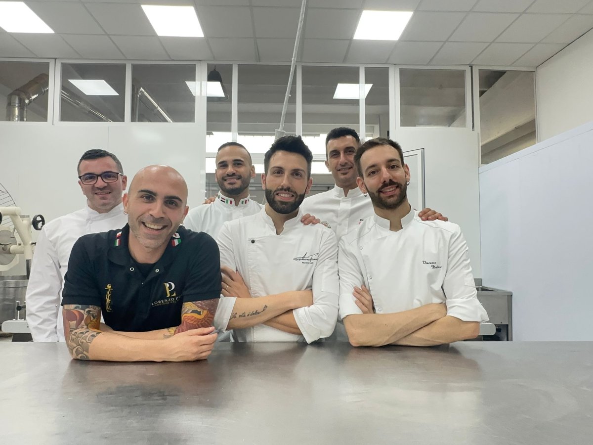 I pasticceri e gli allenatori del team Italia che competerà alla Coppa del mondo della pasticceria I pasticceri e gli allenatori del team Italia che competerà alla Coppa del mondo della pasticceria