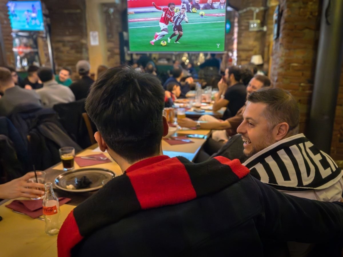 Secondo una ricerca diffusa da Sky Business la visione di eventi sportivi nel fuoricasa aumenta i guadagni del +19% per gli esercenti Secondo una ricerca diffusa da Sky Business la visione di eventi sportivi nel fuoricasa aumenta i guadagni del +19% per gli esercenti