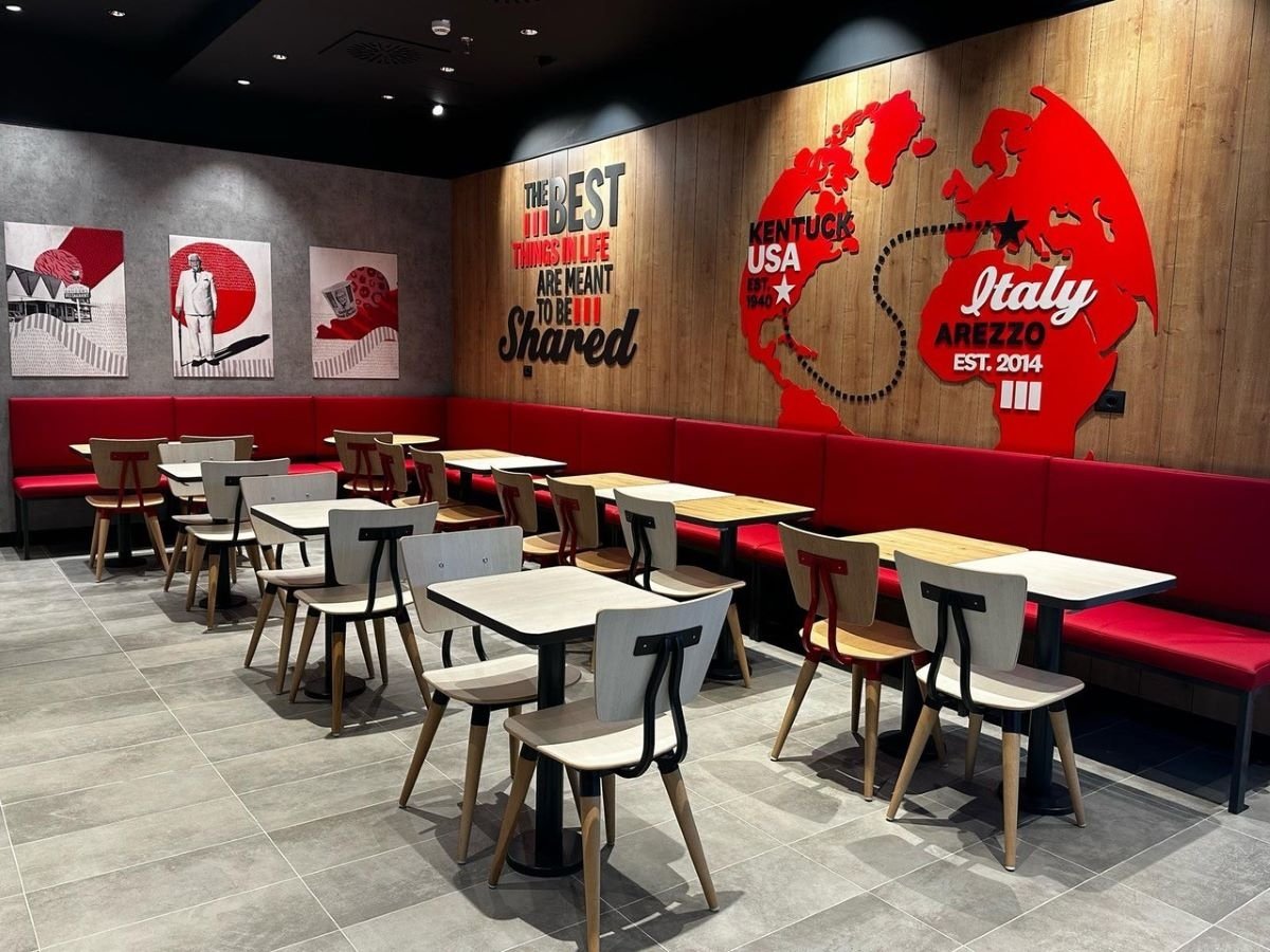 Il nuovo locale di KFC ad Arezzo conta 134 posti a sedere fra interno ed esterno Il nuovo locale di KFC ad Arezzo conta 134 posti a sedere fra interno ed esterno