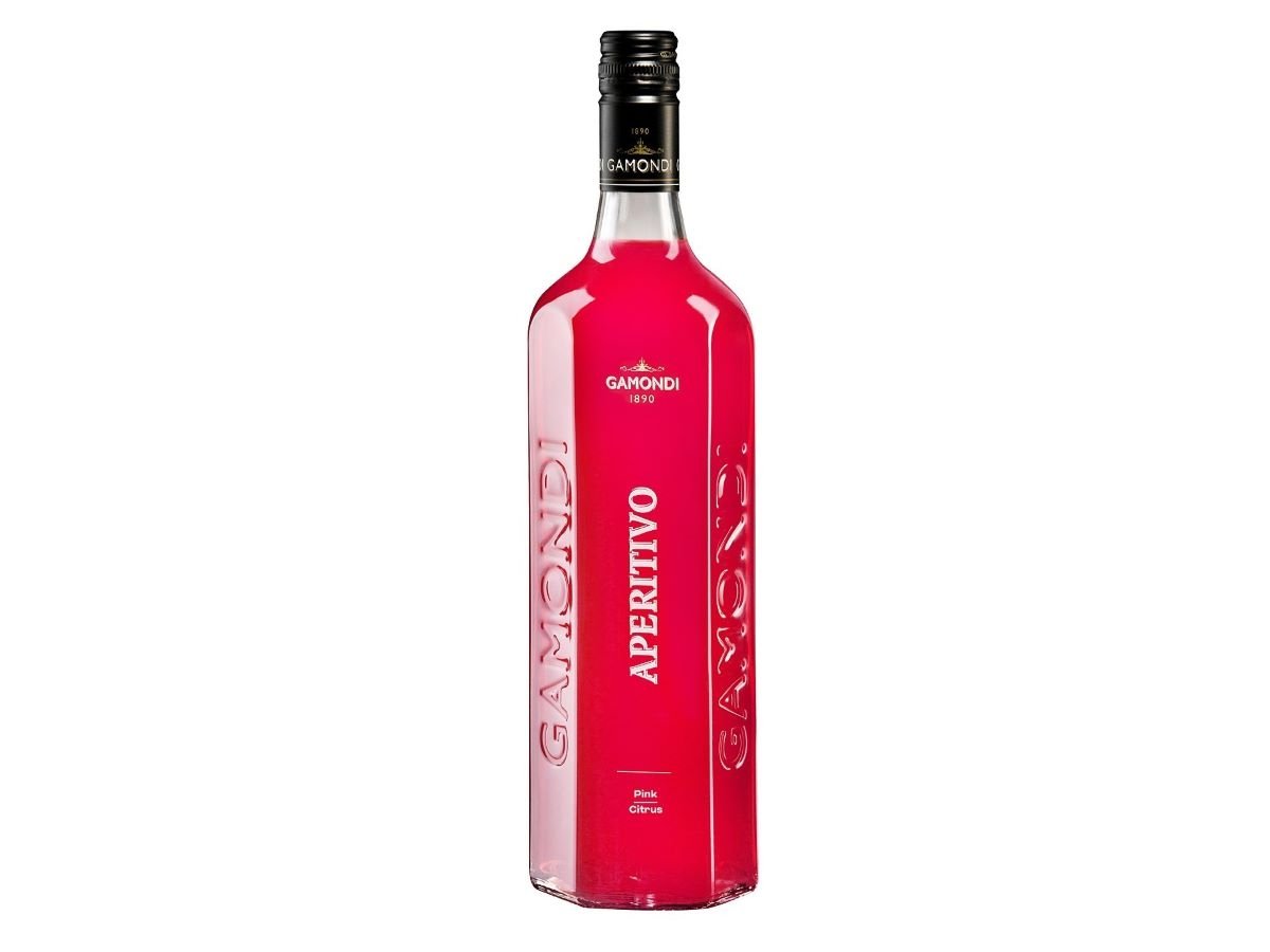 L'iconica bottiglia rosa fluo dell'aperitivo Gamondi L'iconica bottiglia rosa fluo dell'aperitivo Gamondi