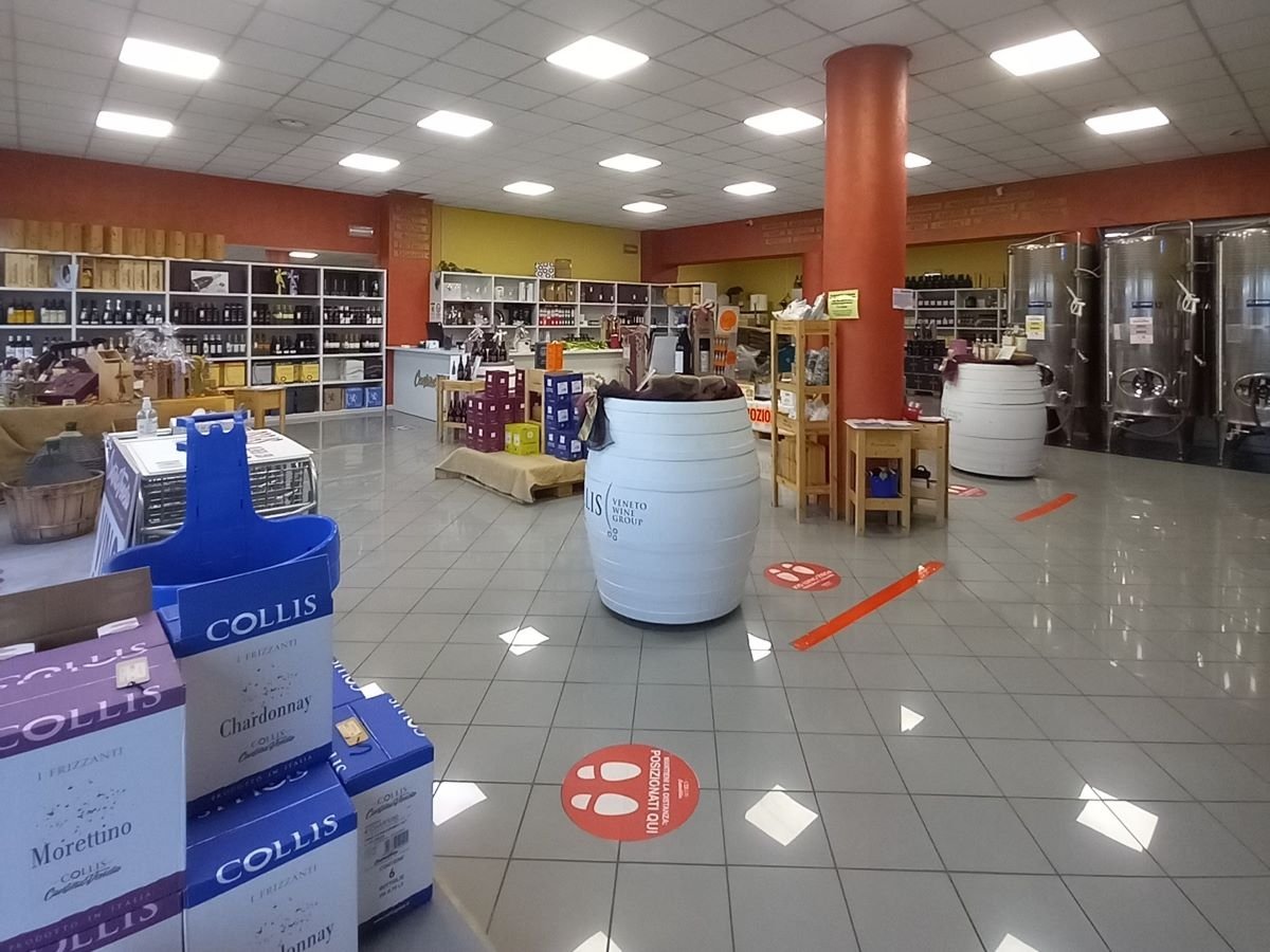 L'interno di una delle 36 enoteche a insegna Cantina Veneta L'interno di una delle 36 enoteche a insegna Cantina Veneta