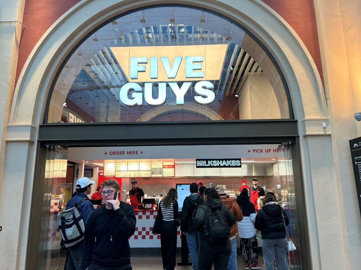 Il nuovo locale Five Guys alla Stazione di Torino Porta Nuova Il nuovo locale Five Guys alla Stazione di Torino Porta Nuova